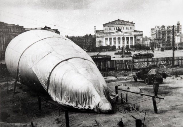 Аэростат на площади Свердлова. 1941 Фотограф - Грановский Н.С. ГБУ ЦГА Москвы