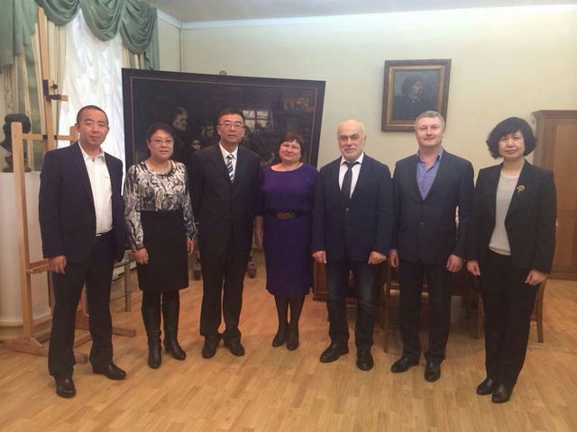 14-го и 15-го апреля 2015 года состоялся визит представителей Харбинского педагогического университета (КНР) и Хэйхэского университета (КНР) в МГАХИ им. В.И.Сурикова — фотография 3